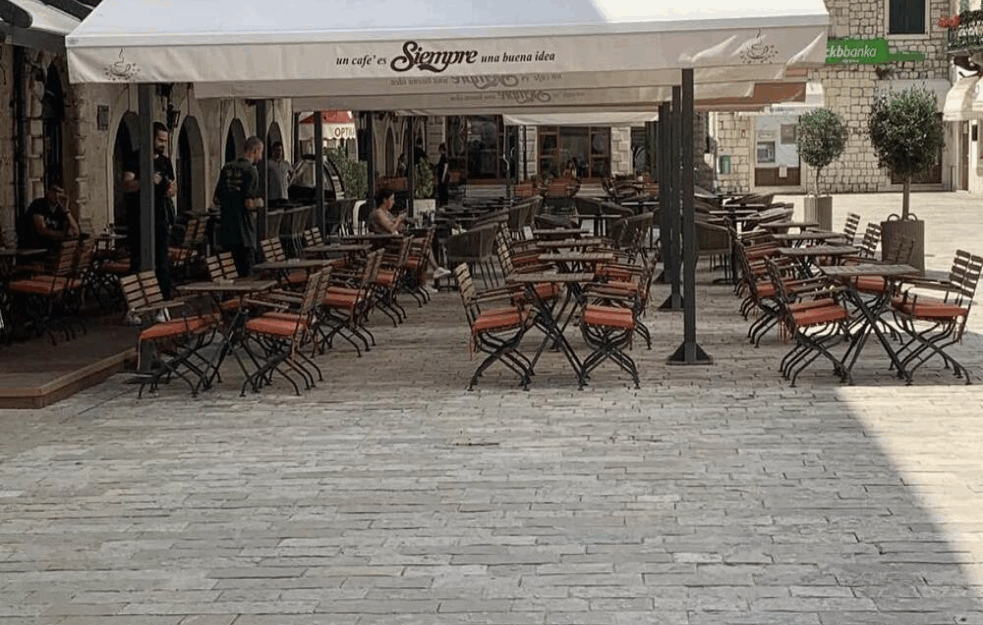 Sa primorja stižu sablasne scene: Gostiju nema, plaže, kafići i <span style='color:red;'><b>gradski trg</b></span>ovi pusti (FOTO)